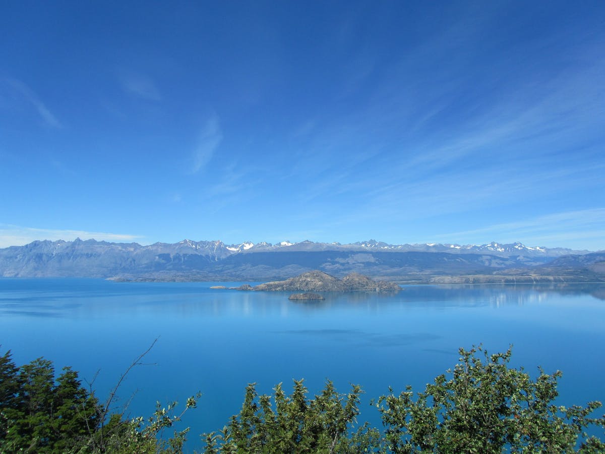 Paysage de montagne surplombant un lac rempli d'eau