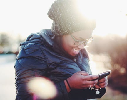 femme sur son téléphone