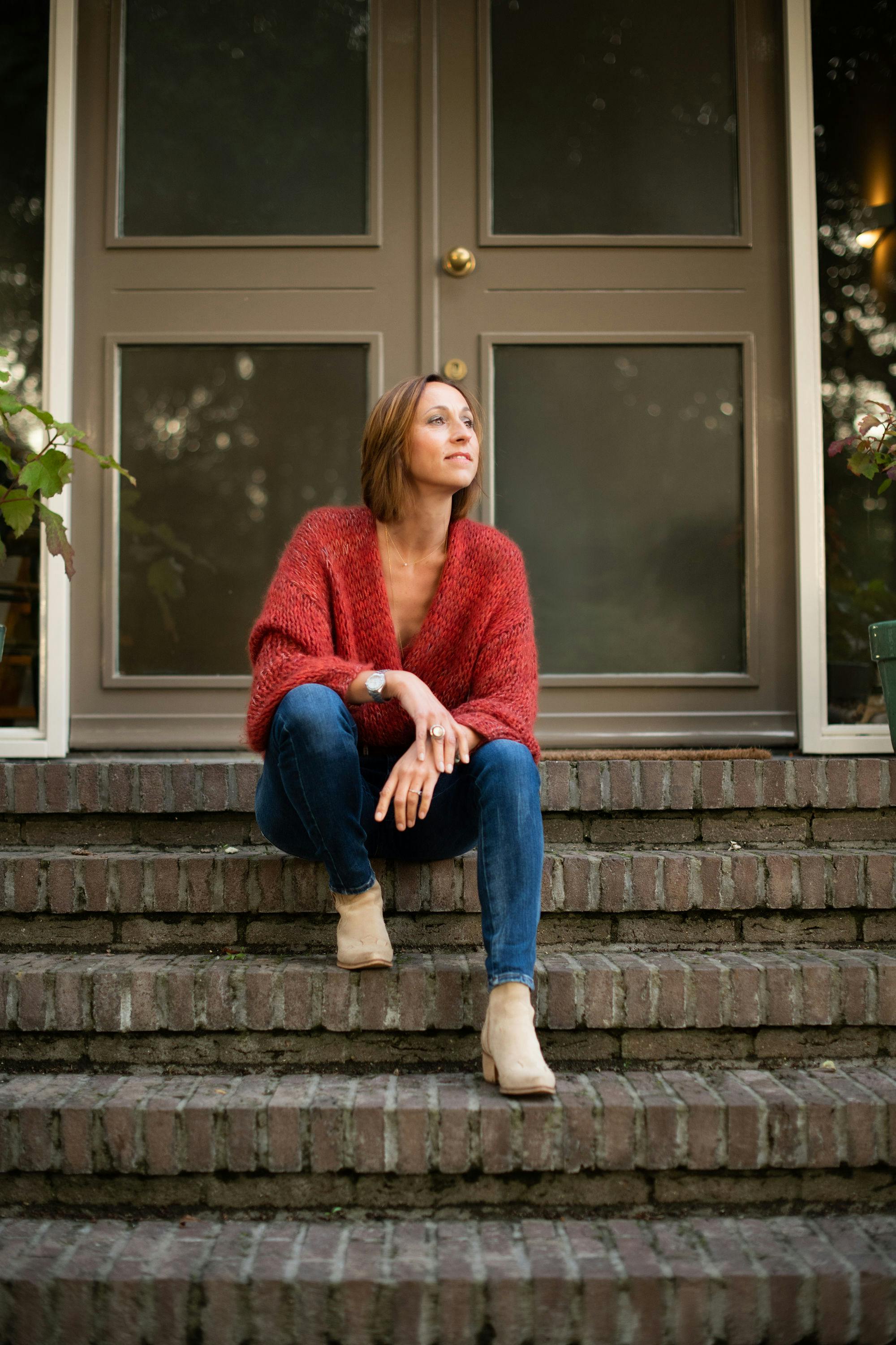 Foto in kleur van Yvonne zittend op een trap