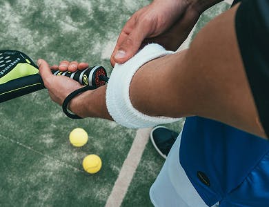 Un joueur de padel tenant sa raquette