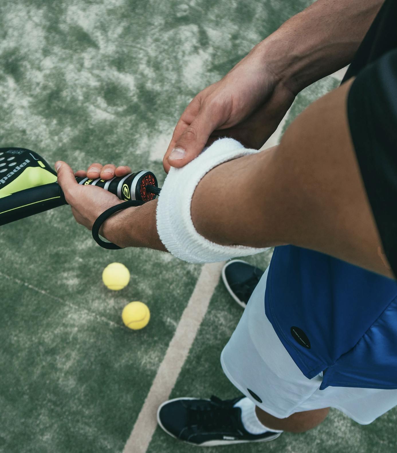 Un joueur de padel tenant sa raquette