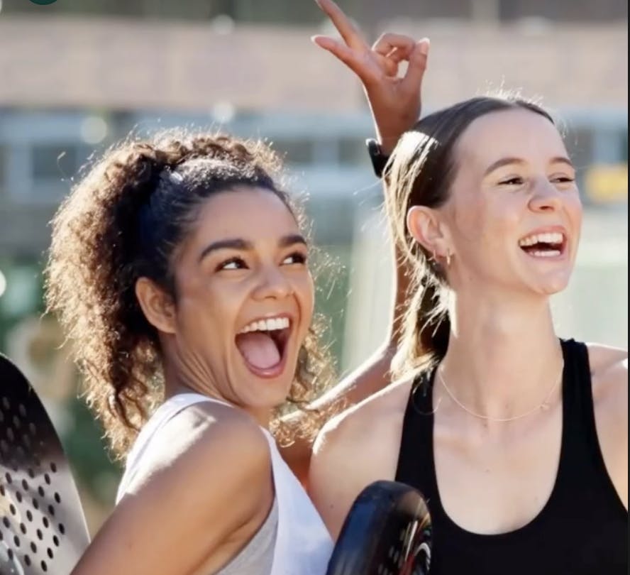 Deux joueuses de padel