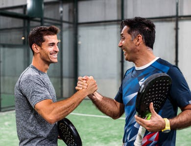 Deux hommes se serrent la main après une partie de padel 