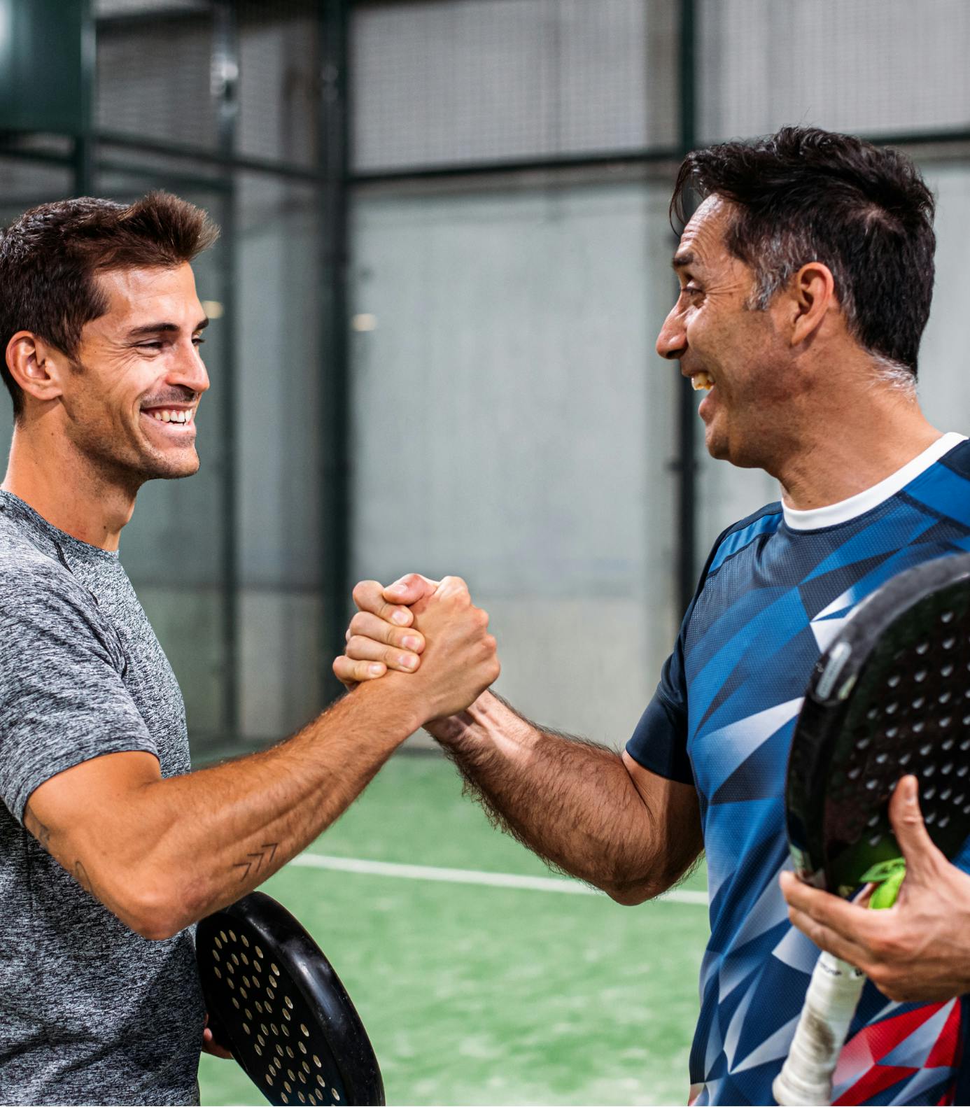 Deux hommes se serrent la main après une partie de padel 