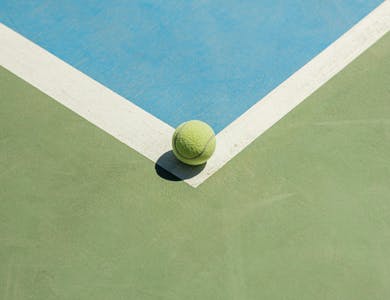 Angle de terrain de padel avec une balle

