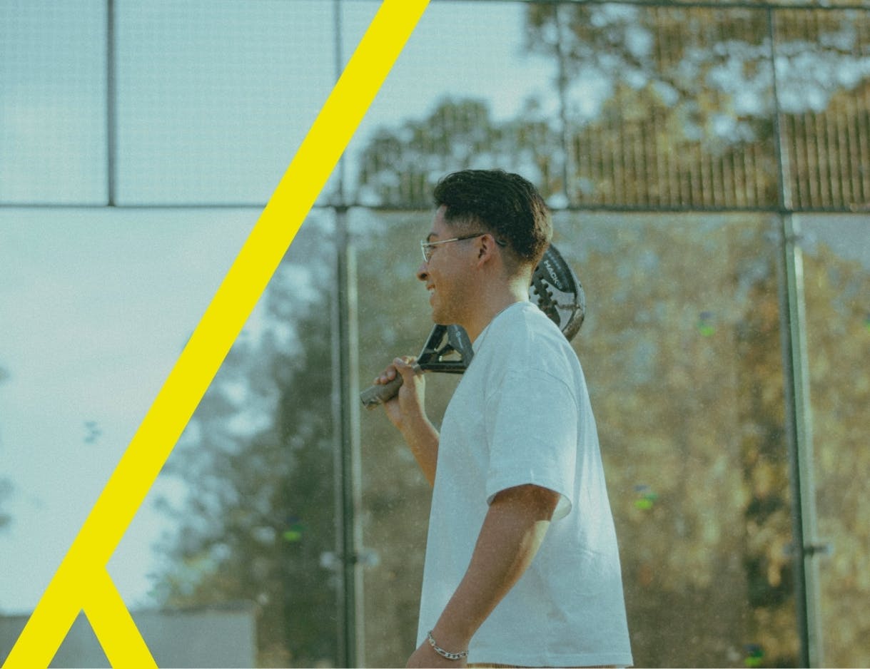 Jeune homme avec une raquette de padel sur un terrain Yes Yes Padel