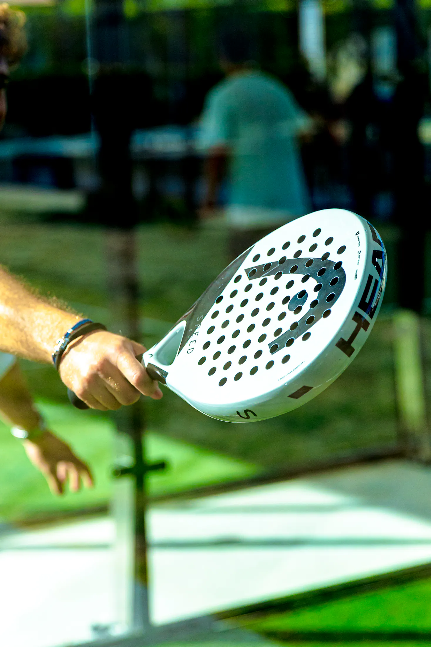 Joueur raquette padel