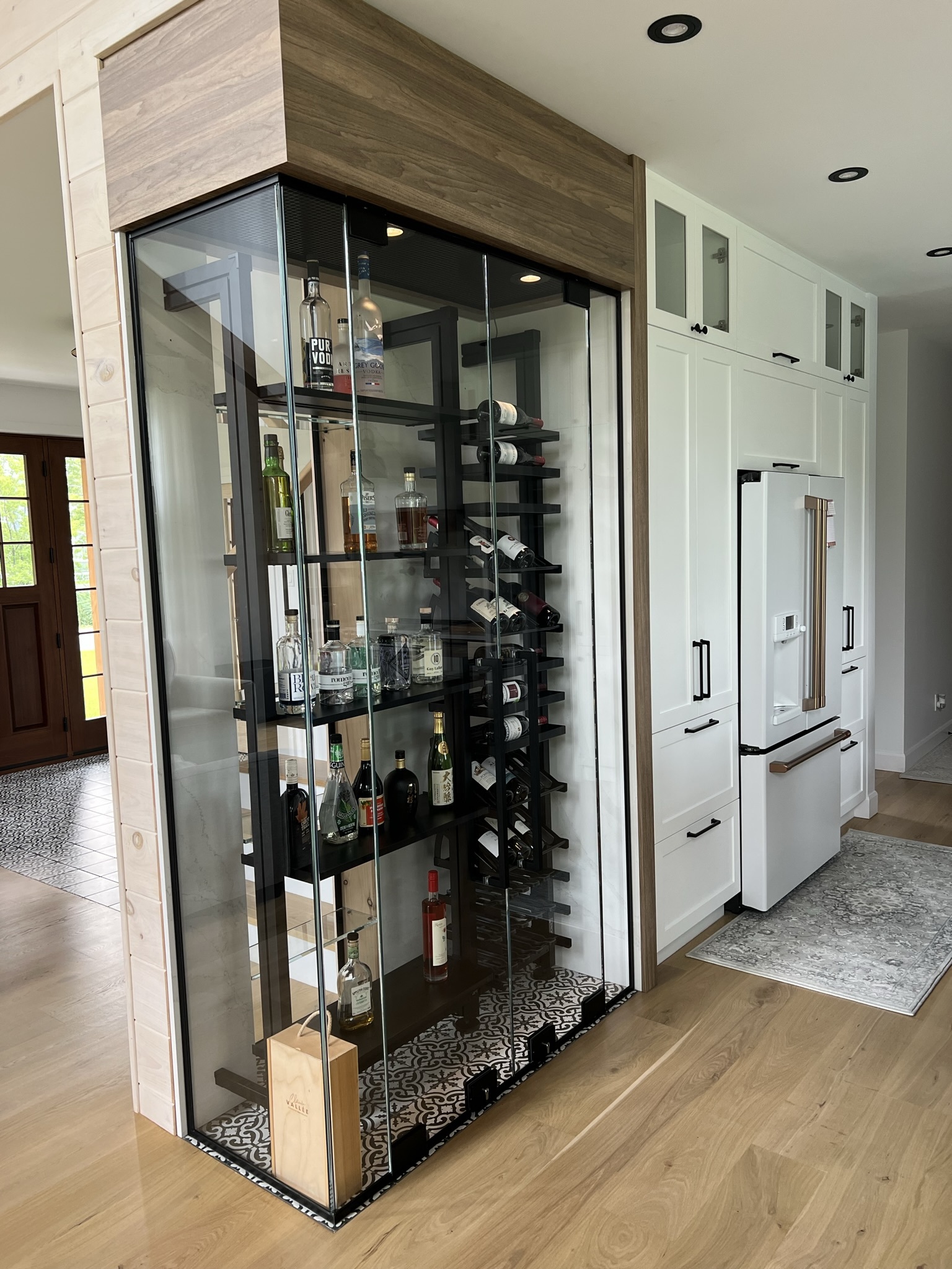 Built-in glass-fronted wine cellar in Saint-Rémi, installed by Z2C