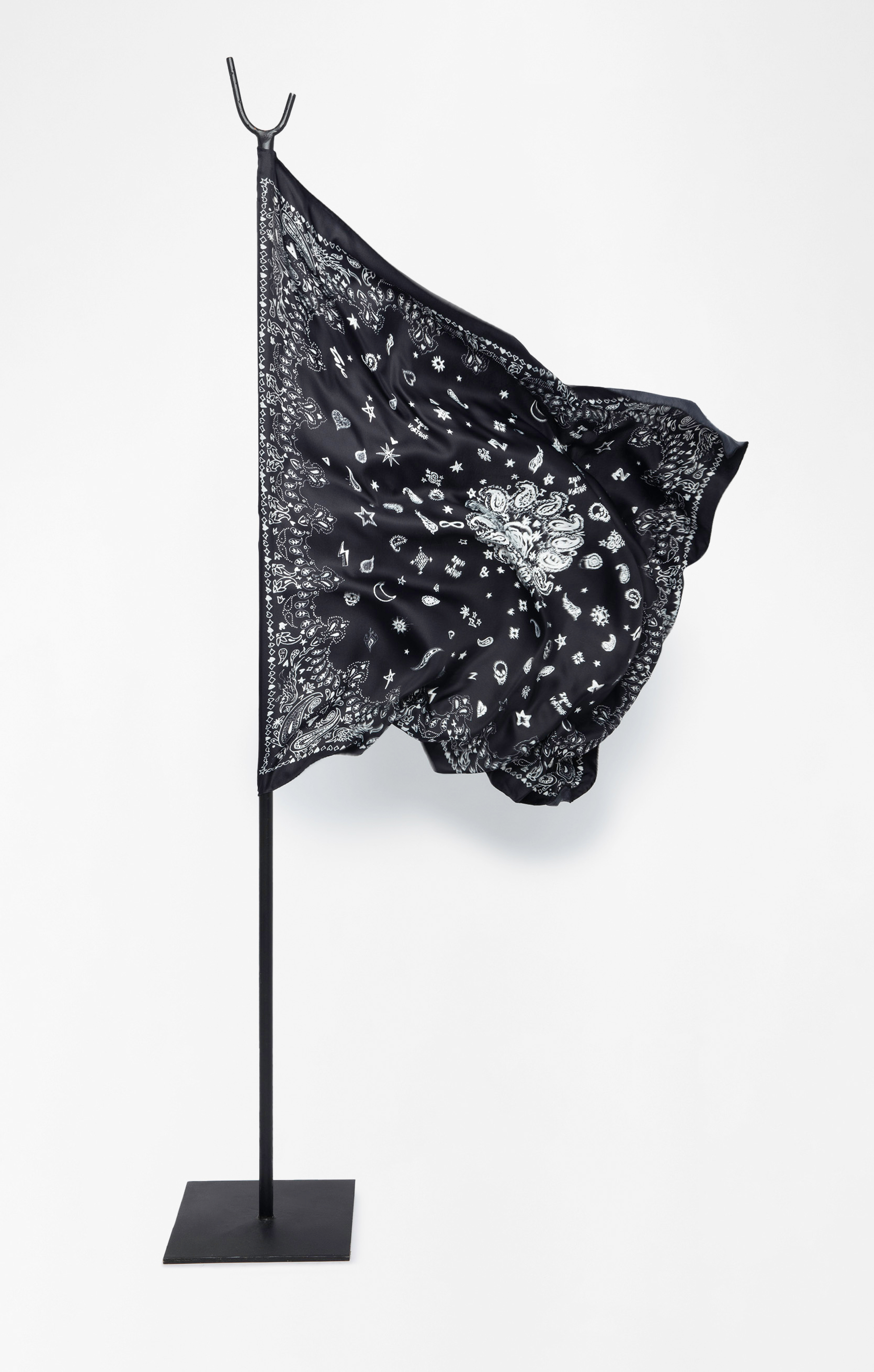 Zadig&Voltaire ビスコース&シルクブレンド スカーフ ホワイト Kerry Pale Pink Scarf with Skull Print | Zadig&Voltaire