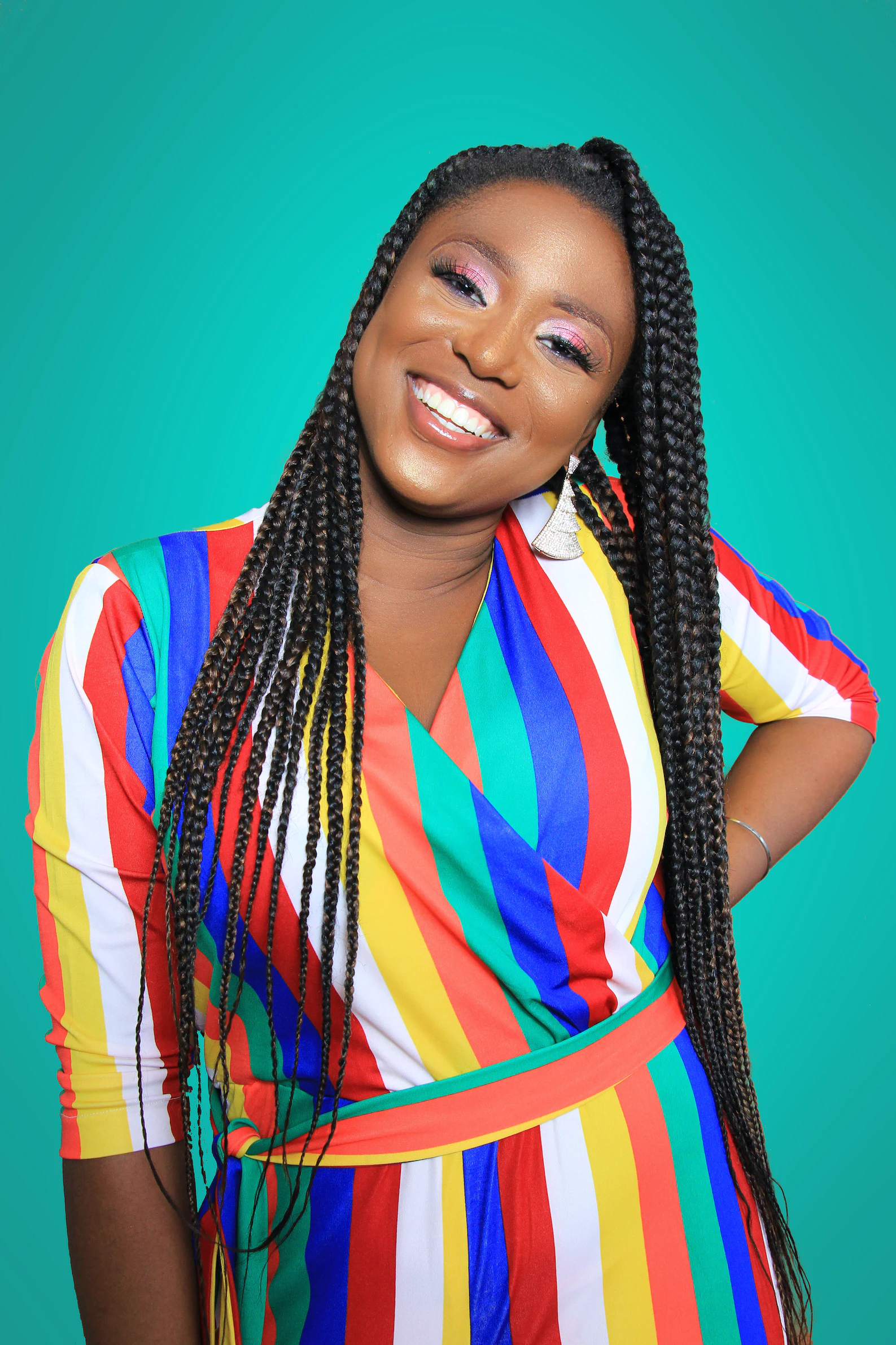 Frau mit strahlendem Lachen und buntem Hemd - Zahnzusatz-Experten, sichern Sie sich Zahnbehandlungen von Experten mit unseren Zahnzusatzversicherungen 