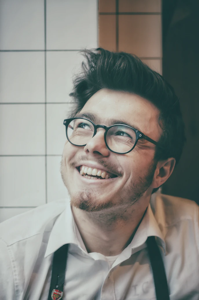 Mann mit strahlendem lächeln und Brille - Zahnzusatz-Experten, sichern Sie sich Zahnbehandlungen von Experten mit unseren Zahnzusatzversicherungen 