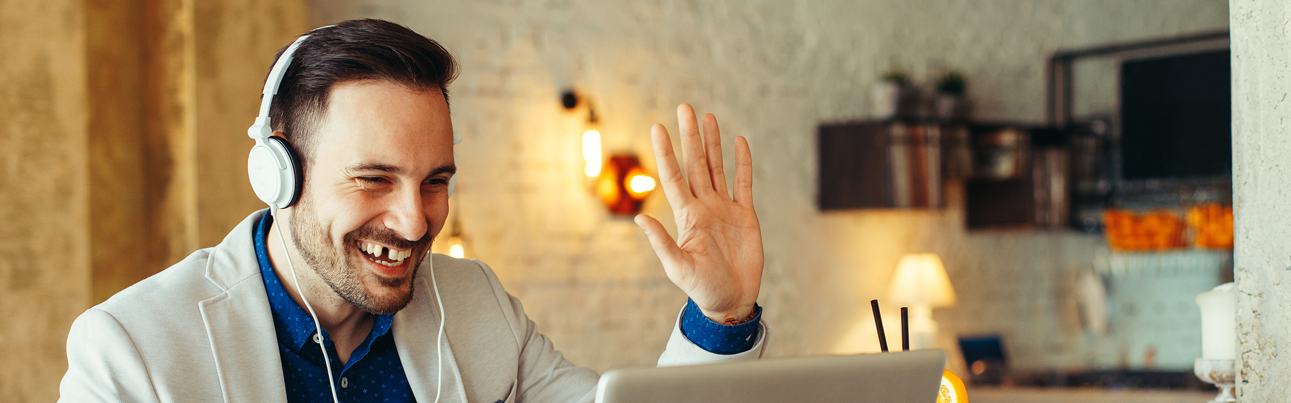 Mann lacht mit einer Zahnlücke während eines Online-Meetings - Die Zahnzusatz-Experten bieten Ihnen eine Beratung für Ihre Zahnzusatzversicherung an