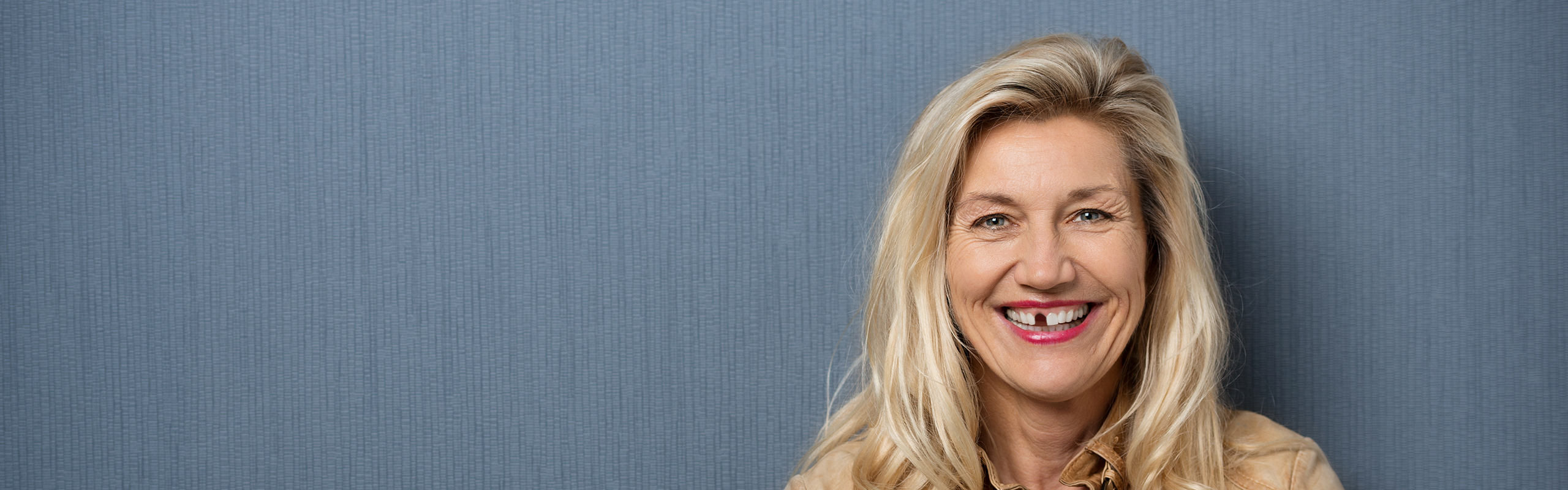 ältere Frau mit Zahnlücke - Zahnzusatz-Experten, lassen sie sich zu den Kosten einer Zahnbehandlung im Alter beraten