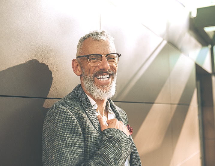 älterer Mann mit einem strahlend weißen Lächeln - Zahnzusatz-Experten, lassen sie sich zu den Kosten einer Zahnbehandlung im Alter beraten