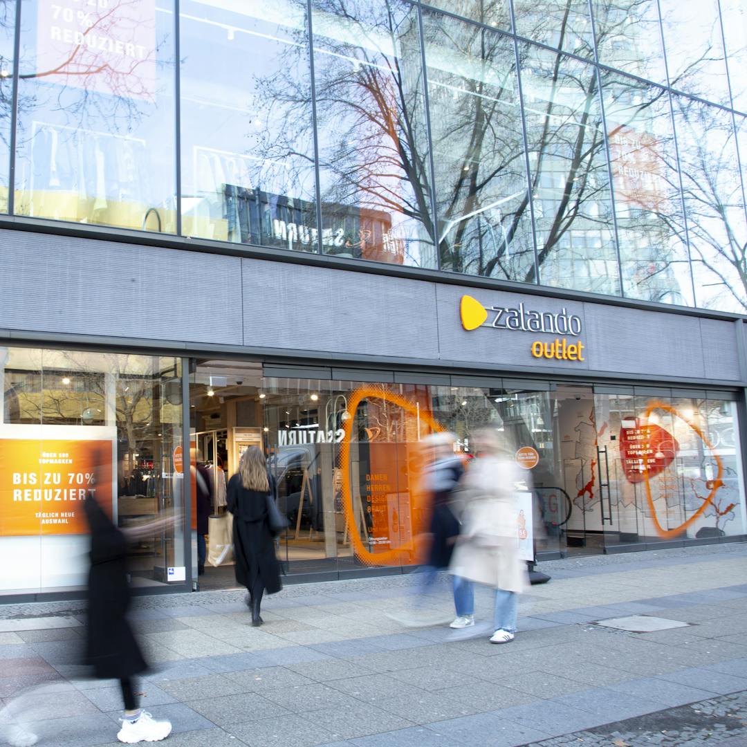 The front of a Zalando Outlet store, featuring the Zalando Outlet logo