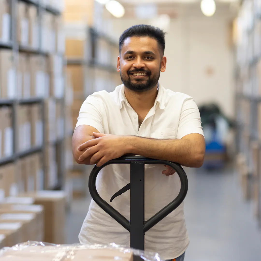 Outlet by Zalando colleague is working in the warehouse.