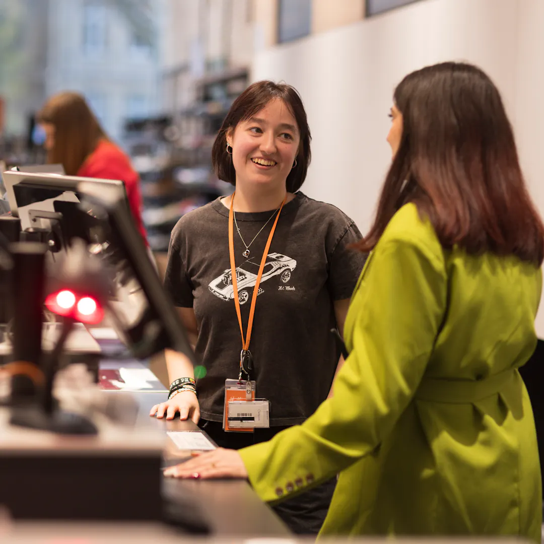 2 Outlet by Zalando colleagues are talking in the cashdesk during work.