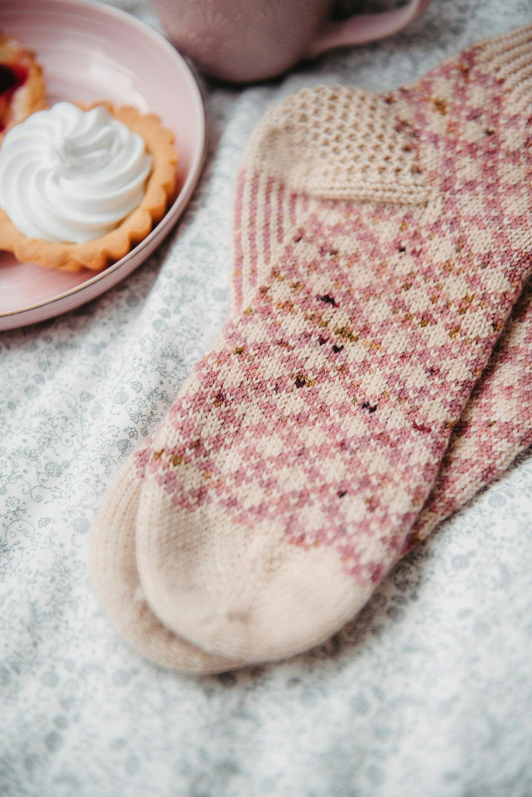 Rhubarb and Custard Socks pattern by Zaneteknits