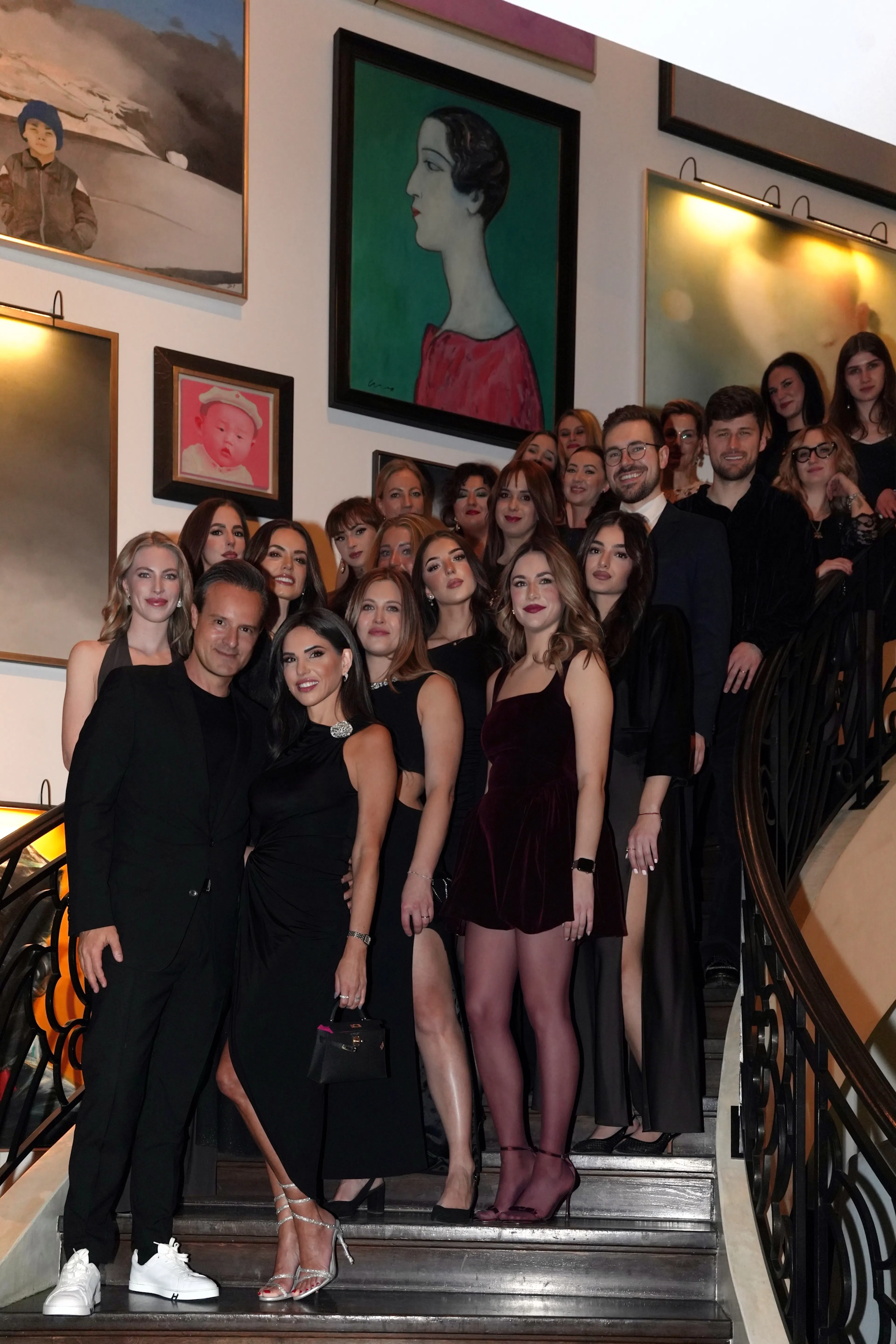Das Team von Zaritzki Fine Dentistry auf der Treppe im Haus am Kurfürstendamm
