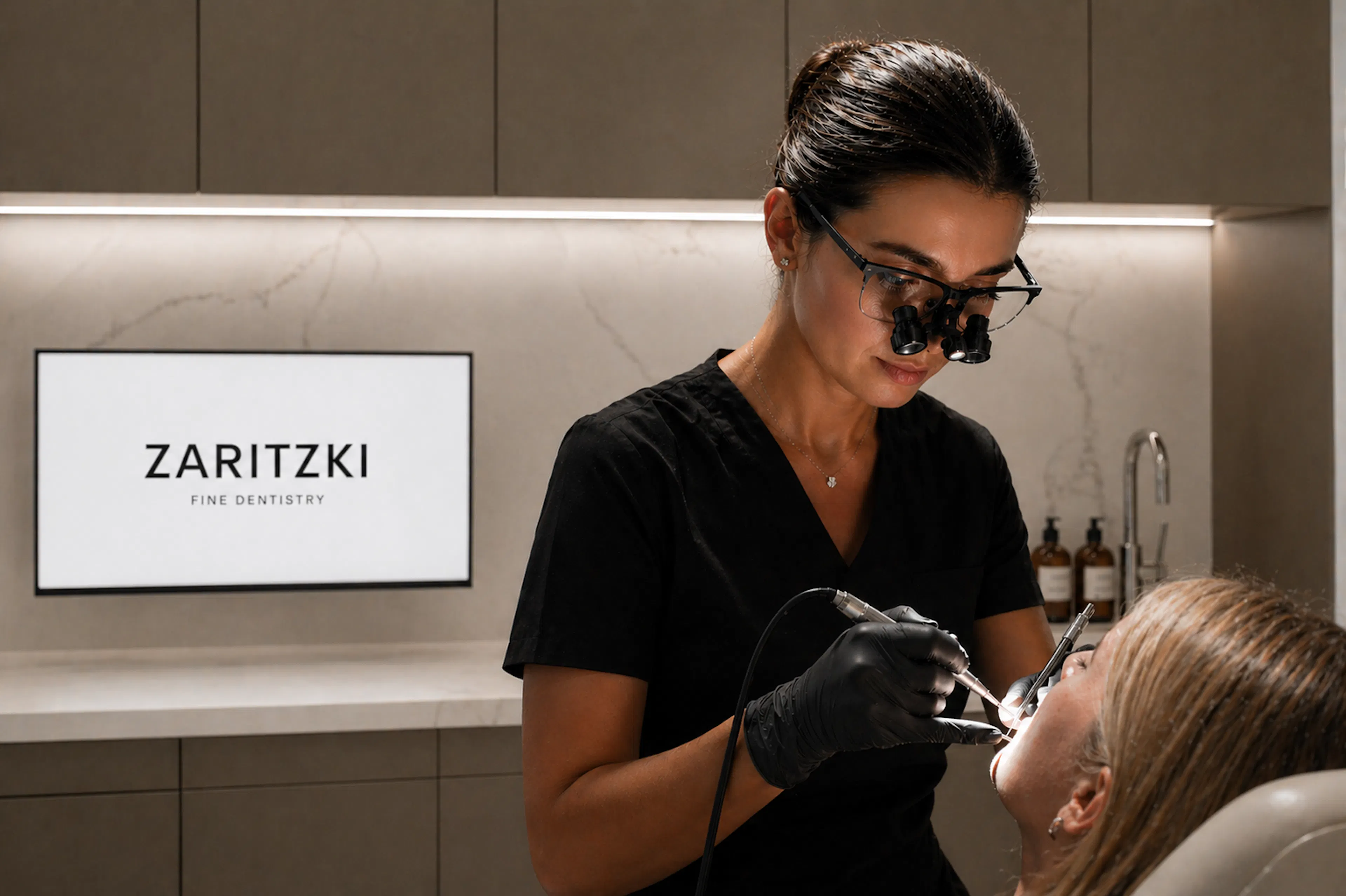 Invisalign® in Berlin: Kontrolle unter Lupenbrille