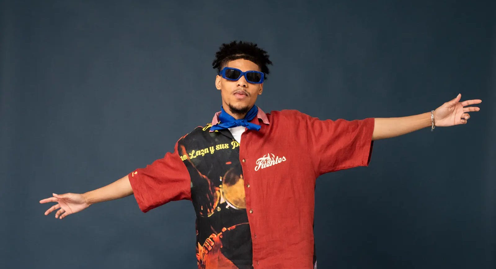 Fotografia de Chicocurlyhead posando con los brazos abiertos