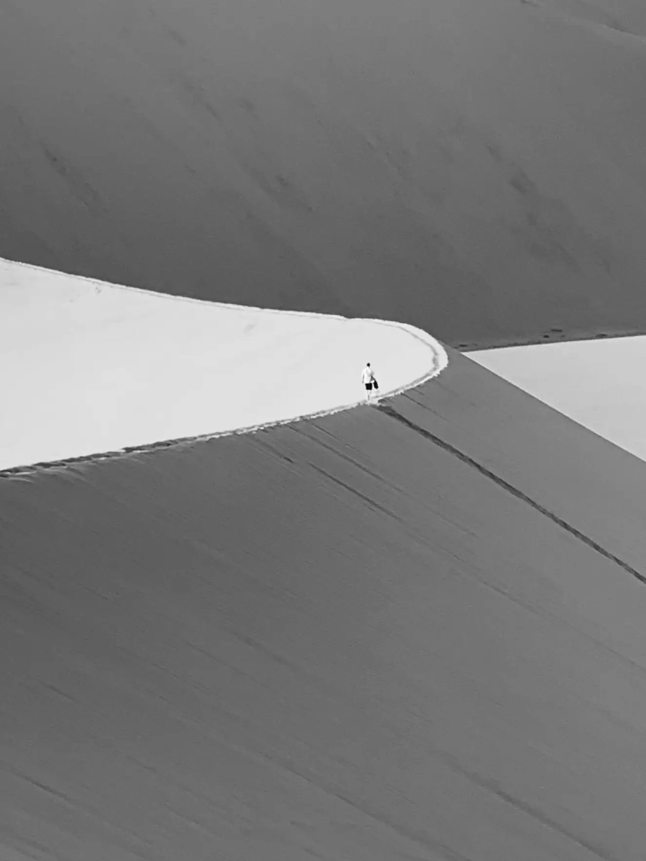 Mann, der auf einer Sanddüne läuft