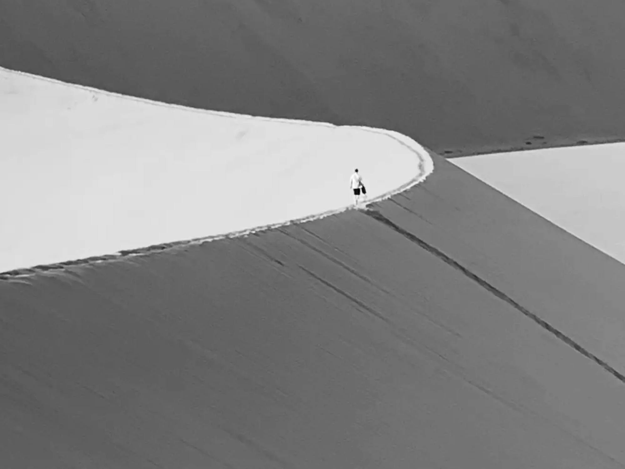 Mann, der auf einer Sanddüne läuft