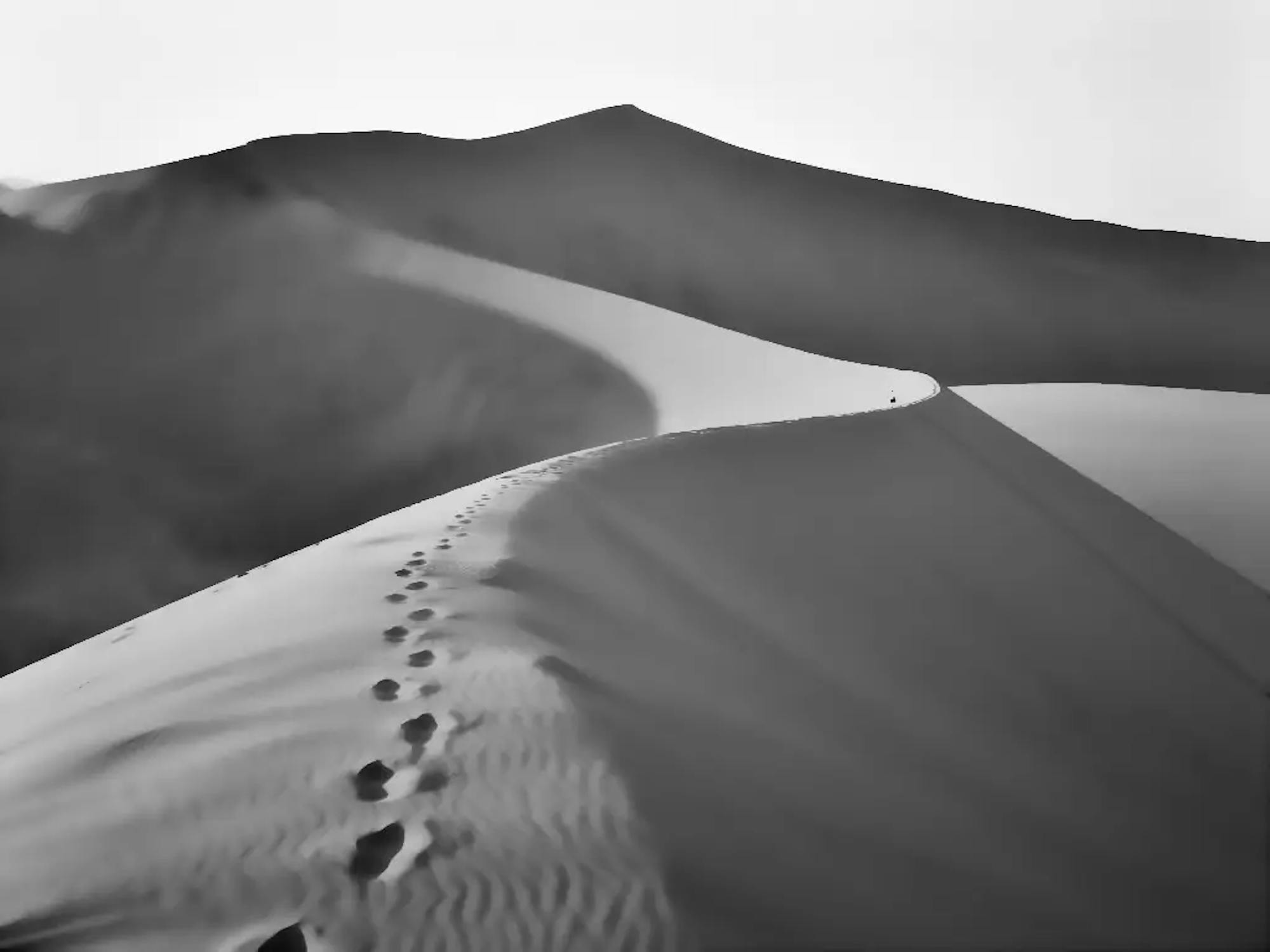 Fussabdrücke auf einer Sanddüne
