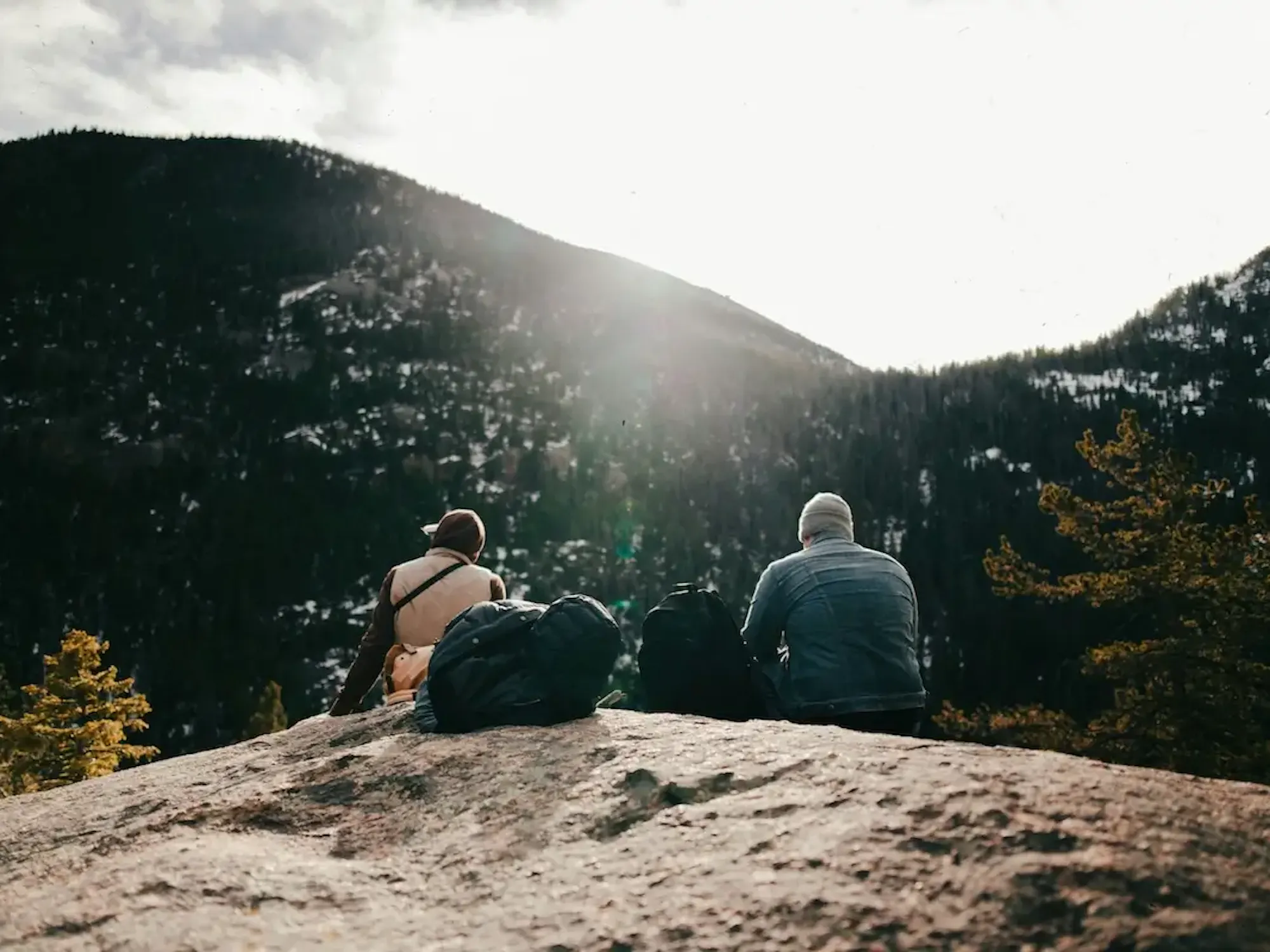 Zwei Personen in den Bergen