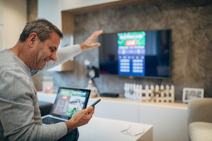 homem usando notebook, computador e celular