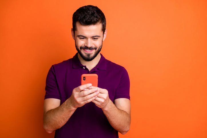 Homem mexendo no celular