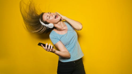 mulher ouvindo música no celular tim
