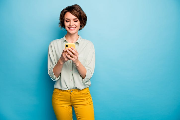 Menina mexendo no celular
