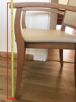 Hauteur accoudoirs chaise senior
