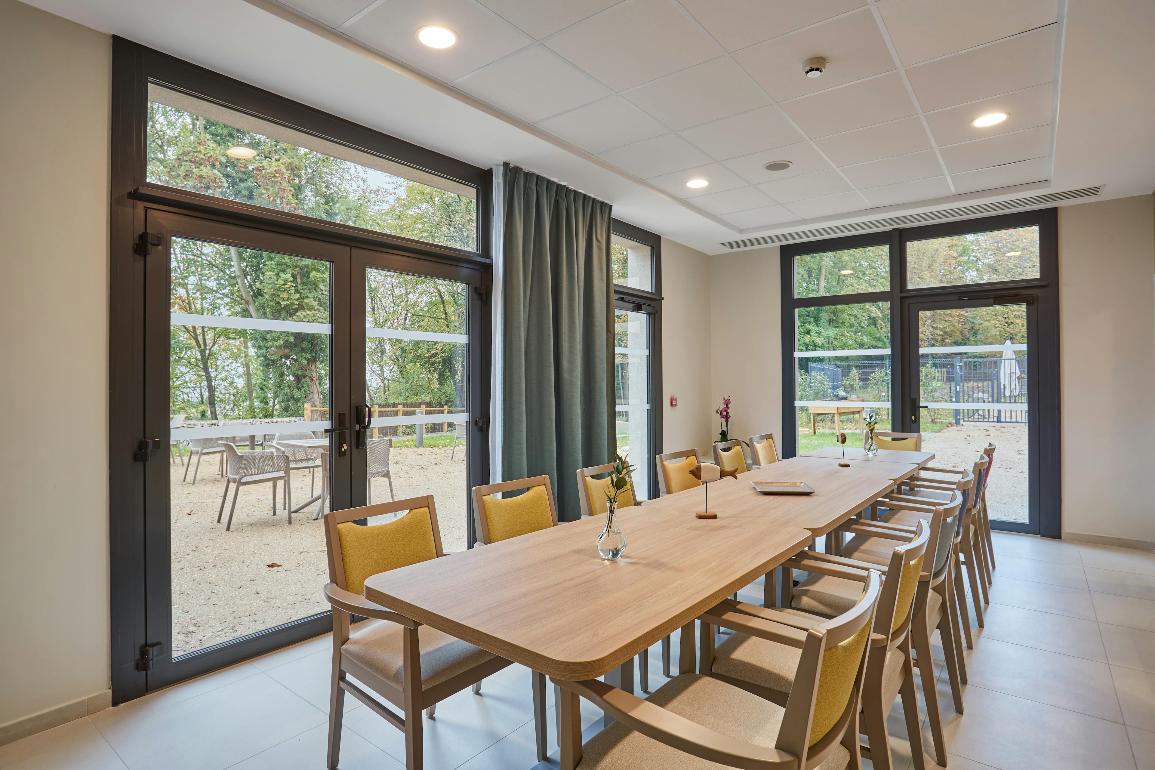 Orpea Résidence les 3 lions Crosnes EHPAD 03-Salle à Manger Aspen Bridge 01.jpg