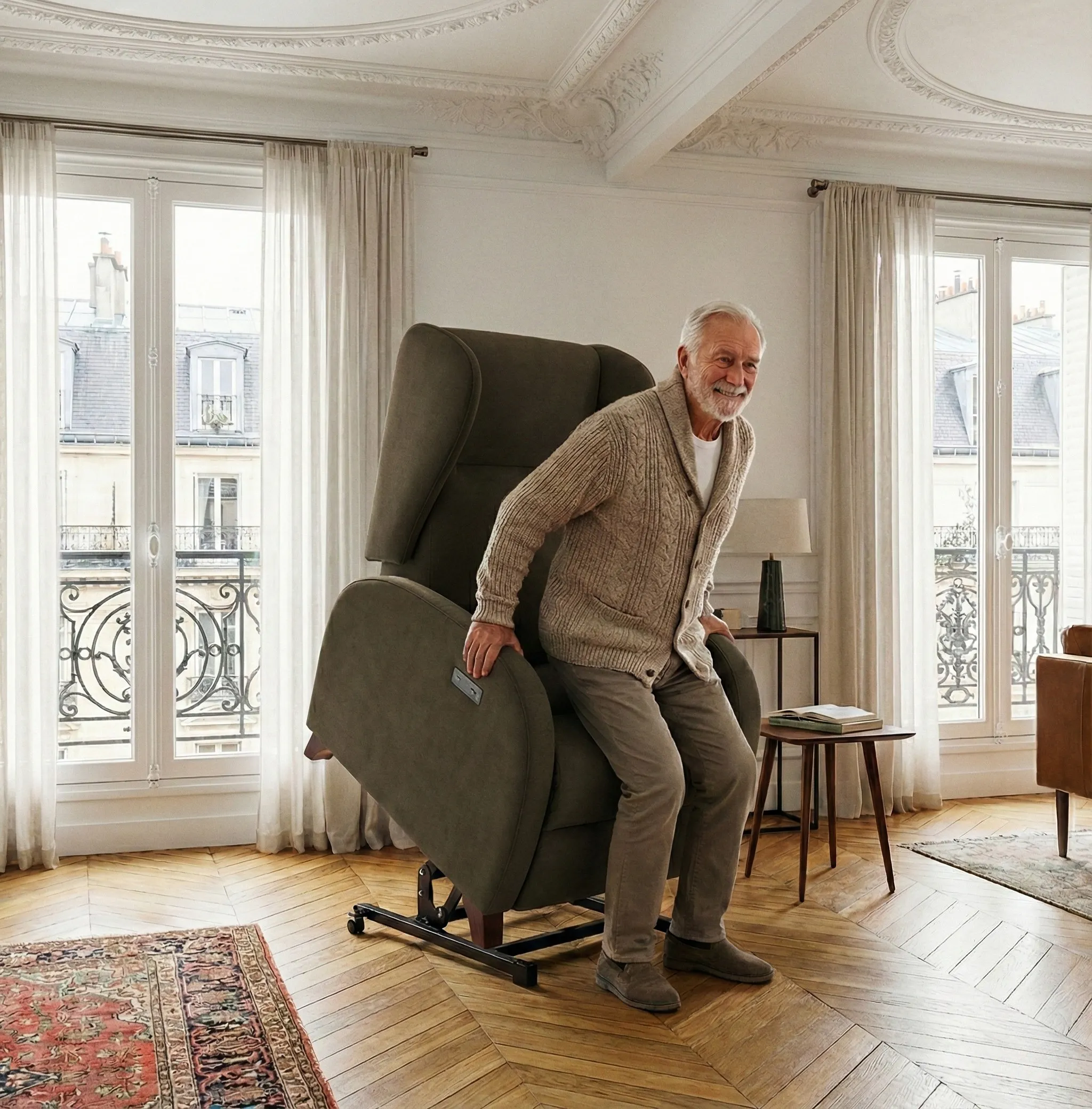 Senior se levant facilement d'un fauteuil releveur électrique Zelder dans un salon parisien