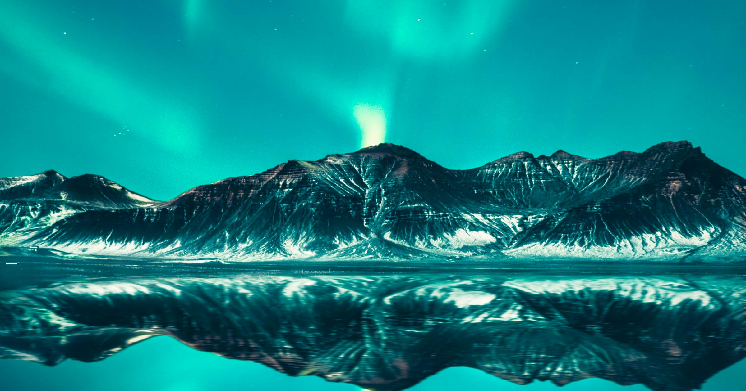Northern lights with mountains, ice and a lake