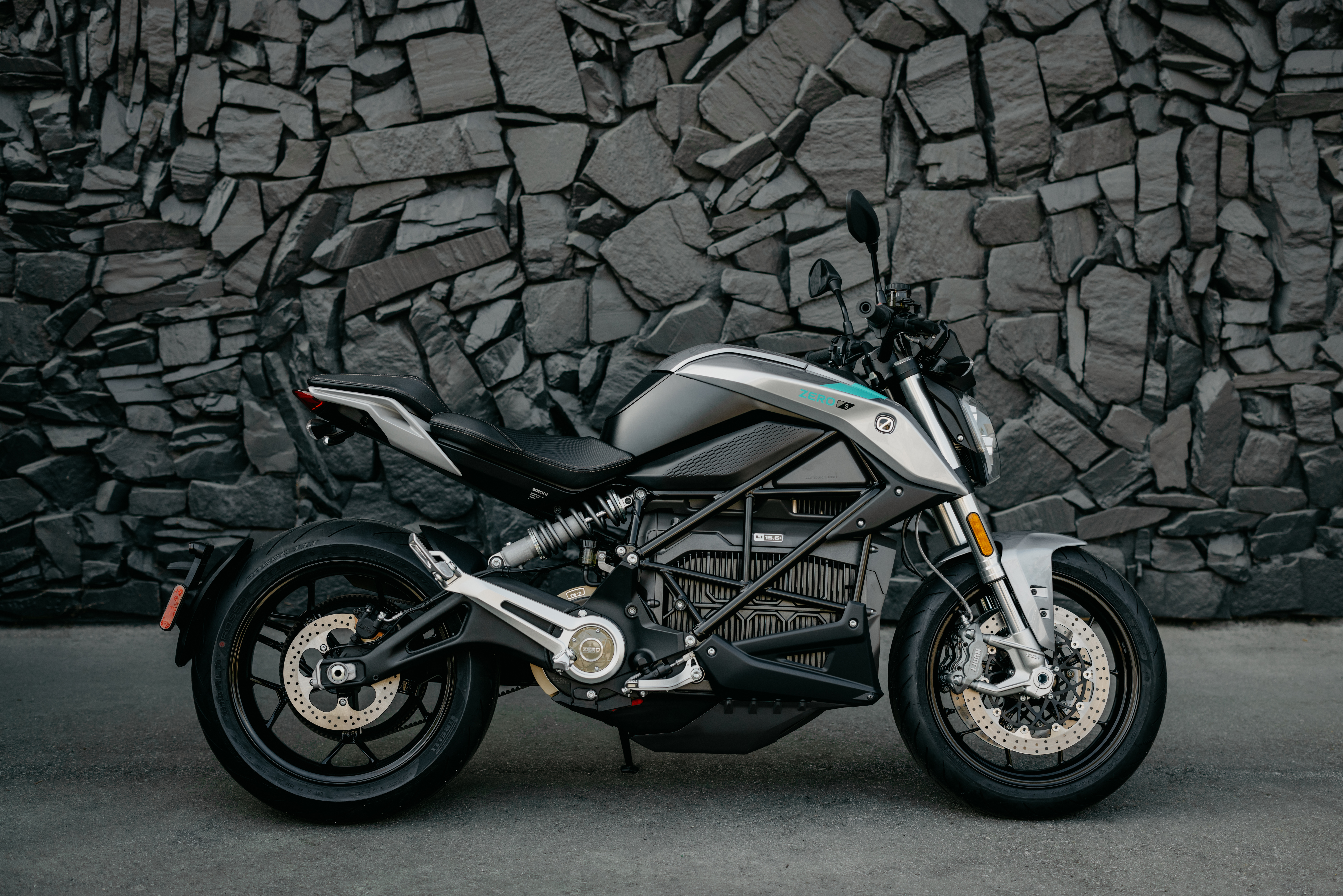 Electric motorcycle 電動バイク 黒と赤 Welcome To Zero Motorcycles