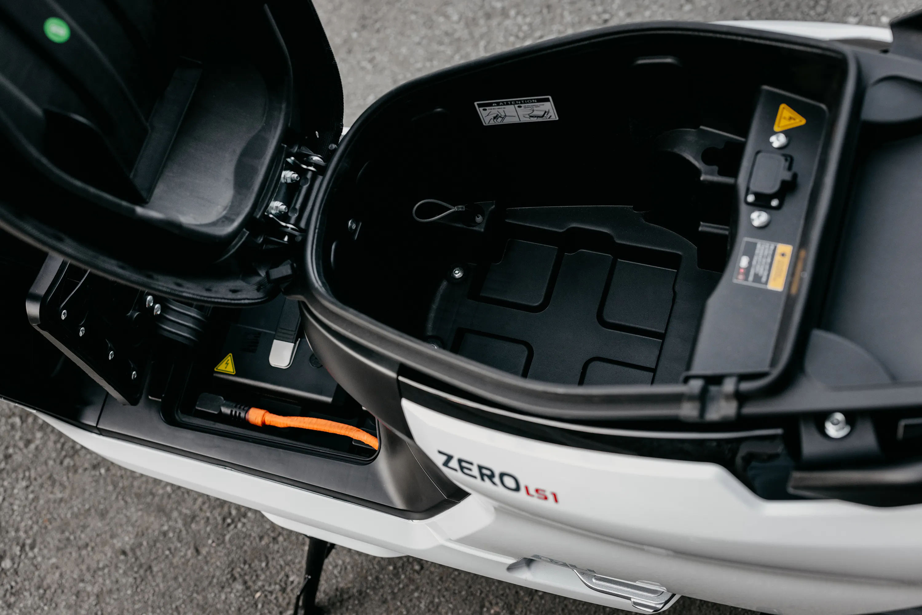 Zero LS1 Stauraum unter dem Sitz
