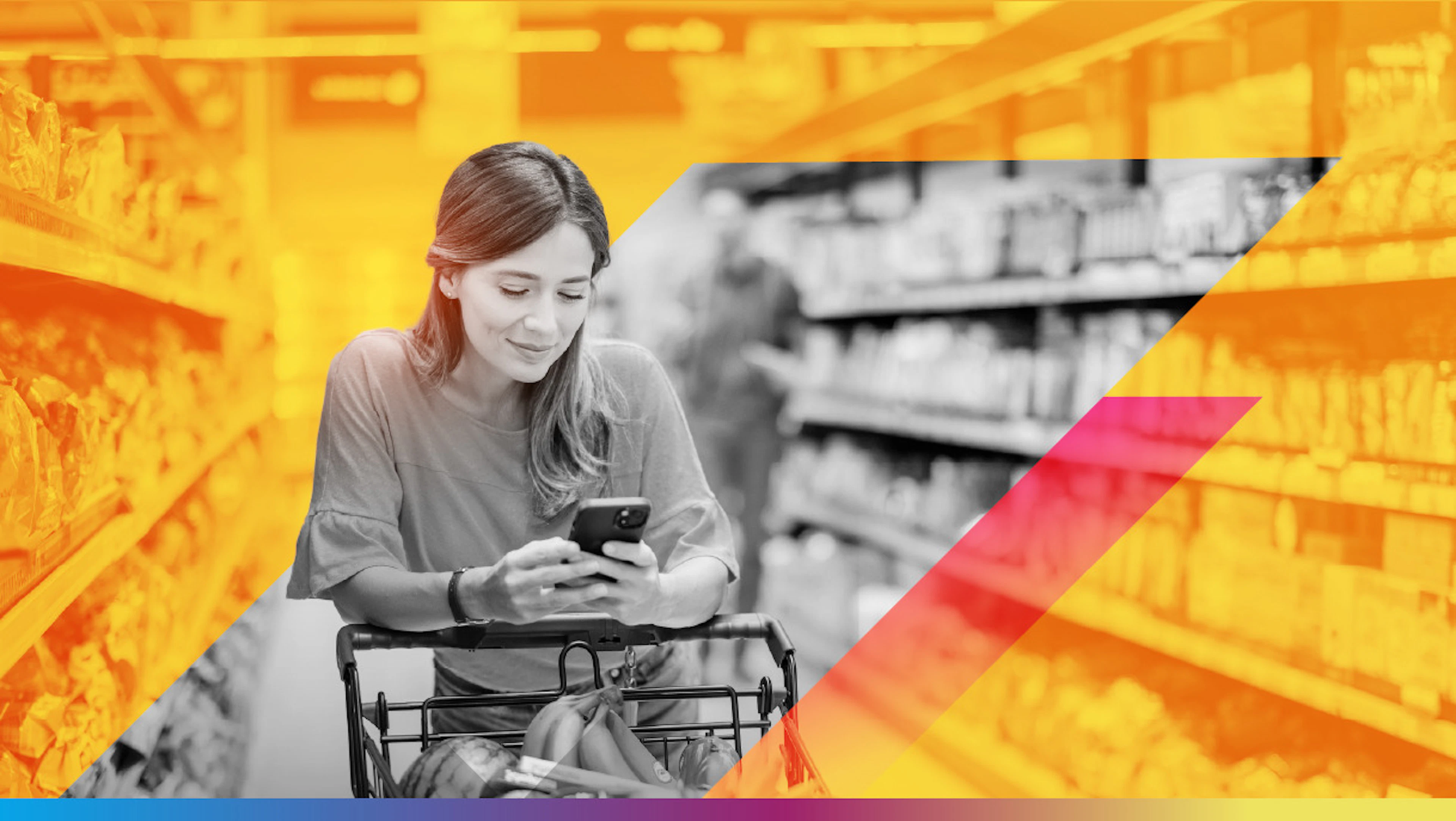 Mujer mirando el smartphone mientras compra