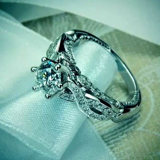 Кольцо в стиле барокко с совершенным бриллиантом