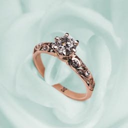 Pierścionek zaręczynowy robiony ręcznie z diamentem
