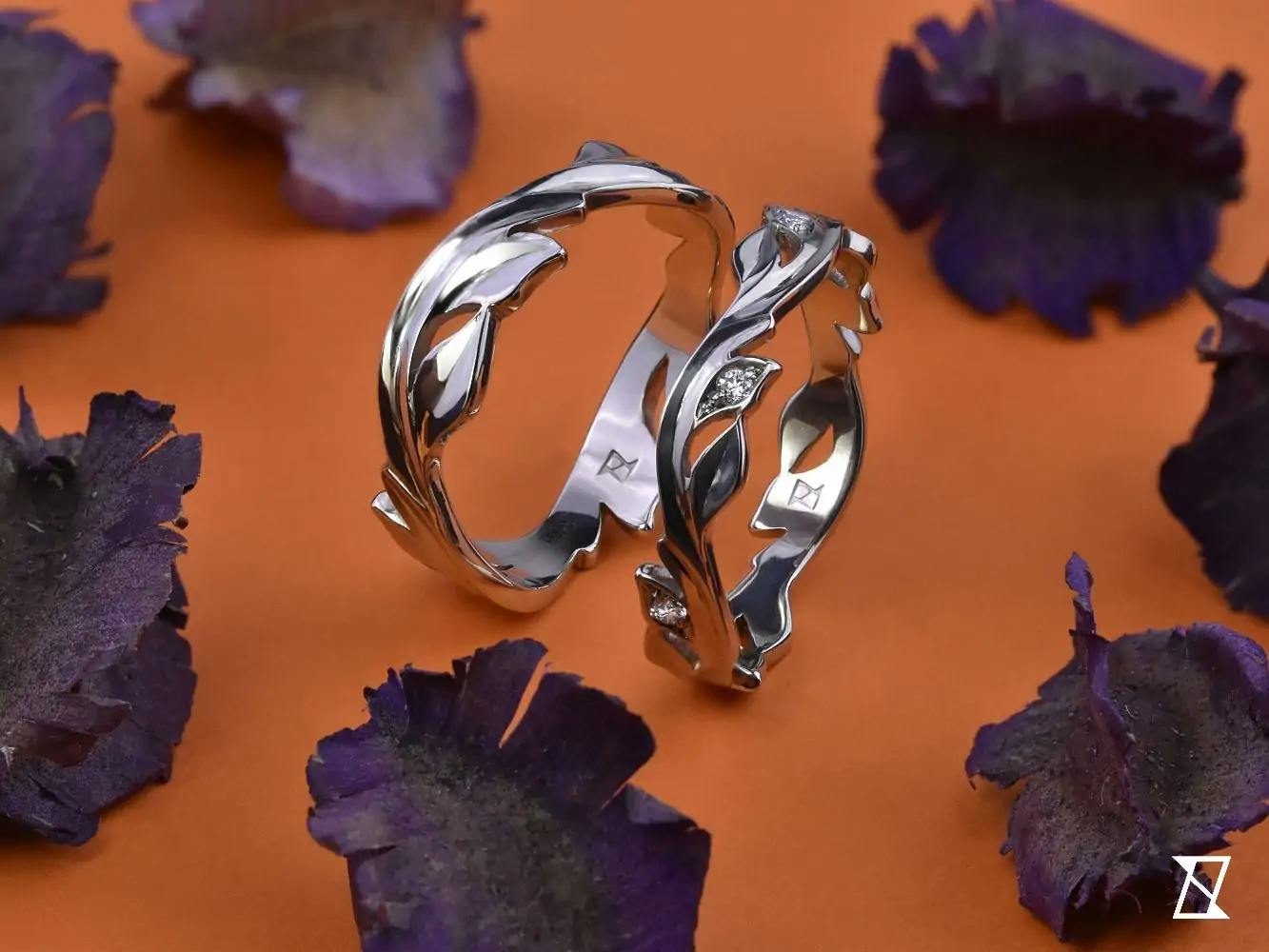 Обручальные кольца с гравированным листьевым мотивом.
