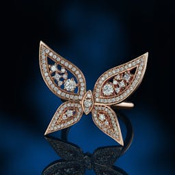Luksusowy pierścionek zaręczynowy na zamówienie w formie motyla.