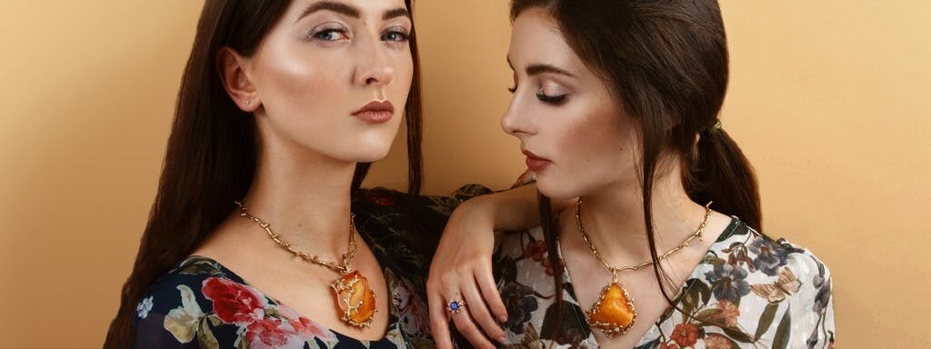 Luxury necklace with polish amber and diamonds