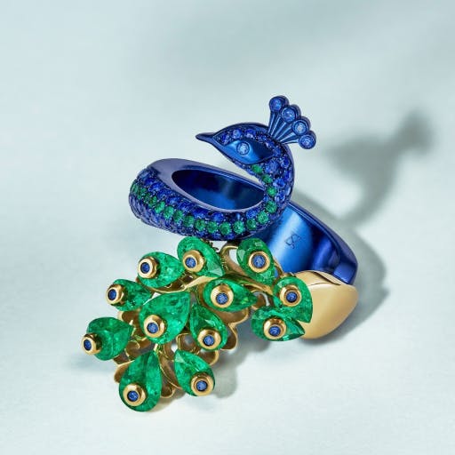 Luksusowy pierścionek zaręczynowy na zamówienie w kształcie pawia.
