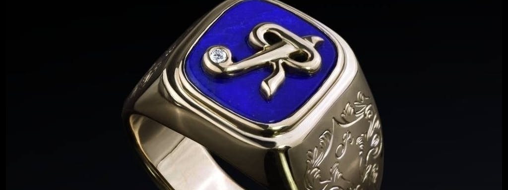 Signet ring with an initial in lapis lazuri in engraved gold