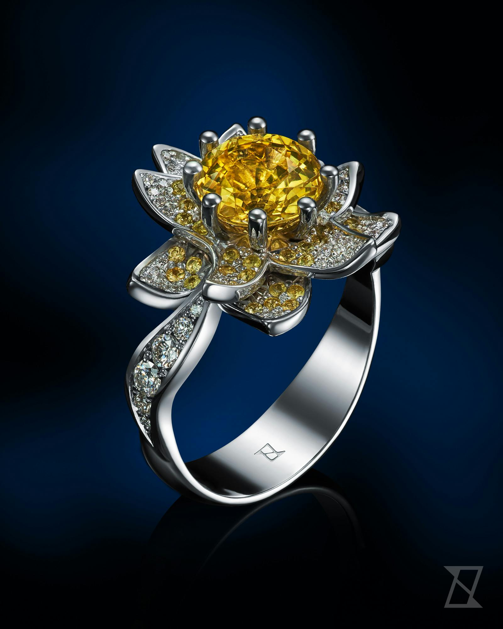 Pierścionek zaręczynowy na zamówienie w formie kwiatu wysadzany szafirami i diamentami.