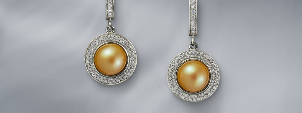 Luksusowe kolczyki na zamówienie ze złotymi perłami