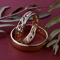 Обручальные кольца с листьевым узором